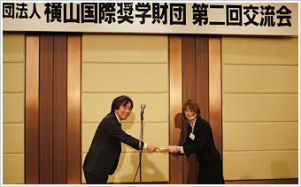 優勝者へプレゼント贈呈