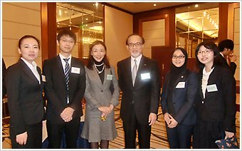 財団役員と奨学生のみなさん