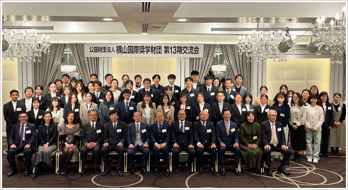 全員で記念撮影。皆さんの将来に期待しています。