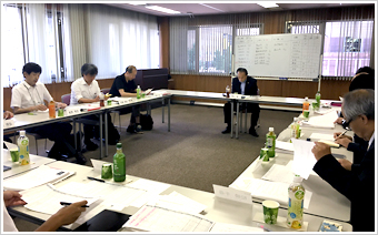 皆さんの思いのこもった書類を前に選考委員も悩みます。